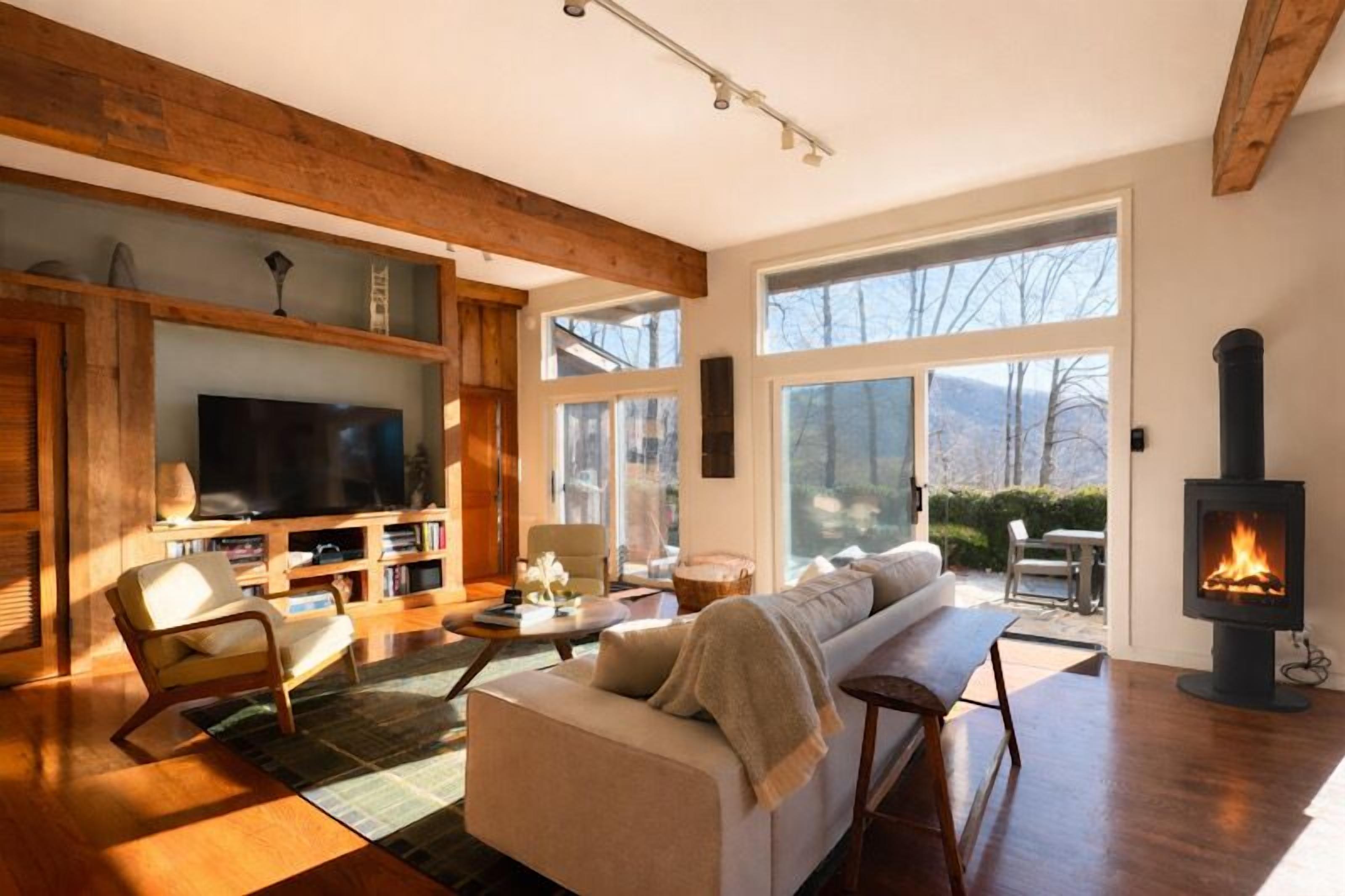 Smart-tv, een open haard, videospelletjes en een dvd-speler