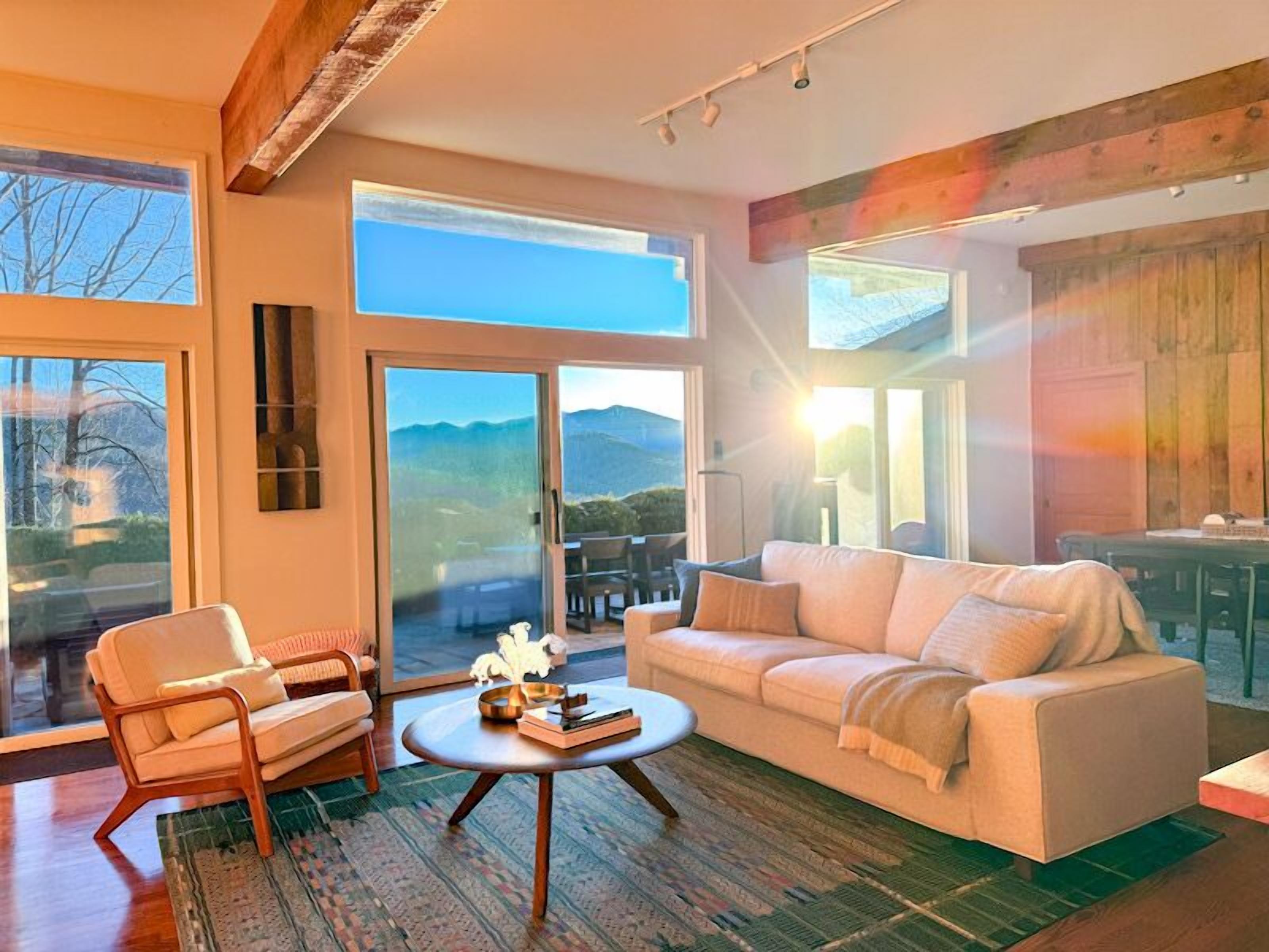 Smart-tv, een open haard, videospelletjes en een dvd-speler