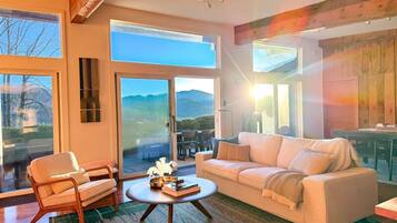 Smart-tv, een open haard, videospelletjes en een dvd-speler