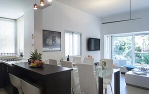 In-room dining - Holyguest - Adam Hacohen (Tel Aviv)