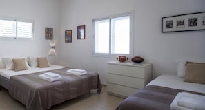 Apartamento clássico, 2 quartos, terraço | 2 quartos, cortinas blackout, ferros/tábuas de passar roupa