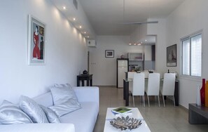 Apartamento clássico, 2 quartos, terraço | Área de estar | TV