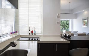 Apartamento clássico, 2 quartos, terraço | Cozinha americana privada | Geladeira grande, micro-ondas, fogão, cooktop