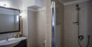 Apartamento clássico, 2 quartos, terraço | Banheiro | Chuveiro, produtos de toalete grátis, secador de cabelo 