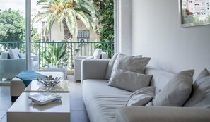 Apartamento clássico, 2 quartos, terraço | Área de estar | TV