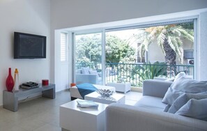 2 bedrooms, blackout drapes, iron/ironing board, free cribs/infant beds - Holyguest - Adam Hacohen (Tel Aviv)