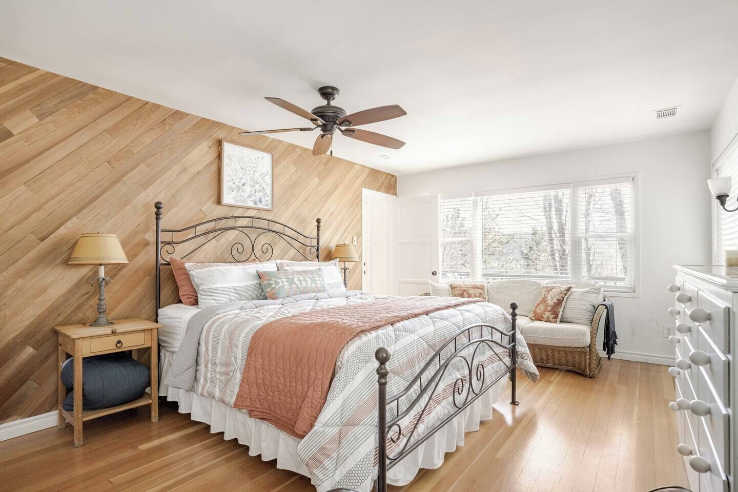 3 habitaciones, escritorio, tabla de planchar con plancha y wifi gratis 