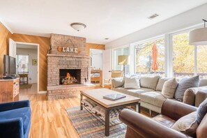 Älytelevisio, takka, kirjoja, videokirjasto