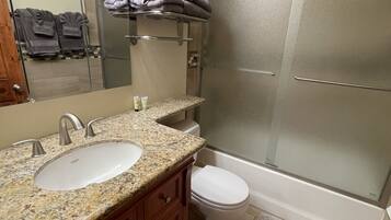 Ensemble douche/baignoire, sèche-cheveux, serviettes fournies, savon