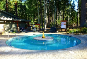 Una piscina al aire libre, una piscina climatizada