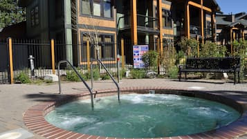 Bañera de hidromasaje al aire libre