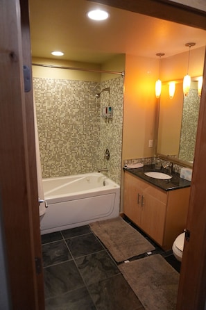 Ensemble douche/baignoire, baignoire Ă jets, sĂšche-cheveux
