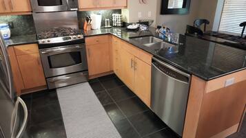 Frigorífico, microondas, horno y placa de cocina