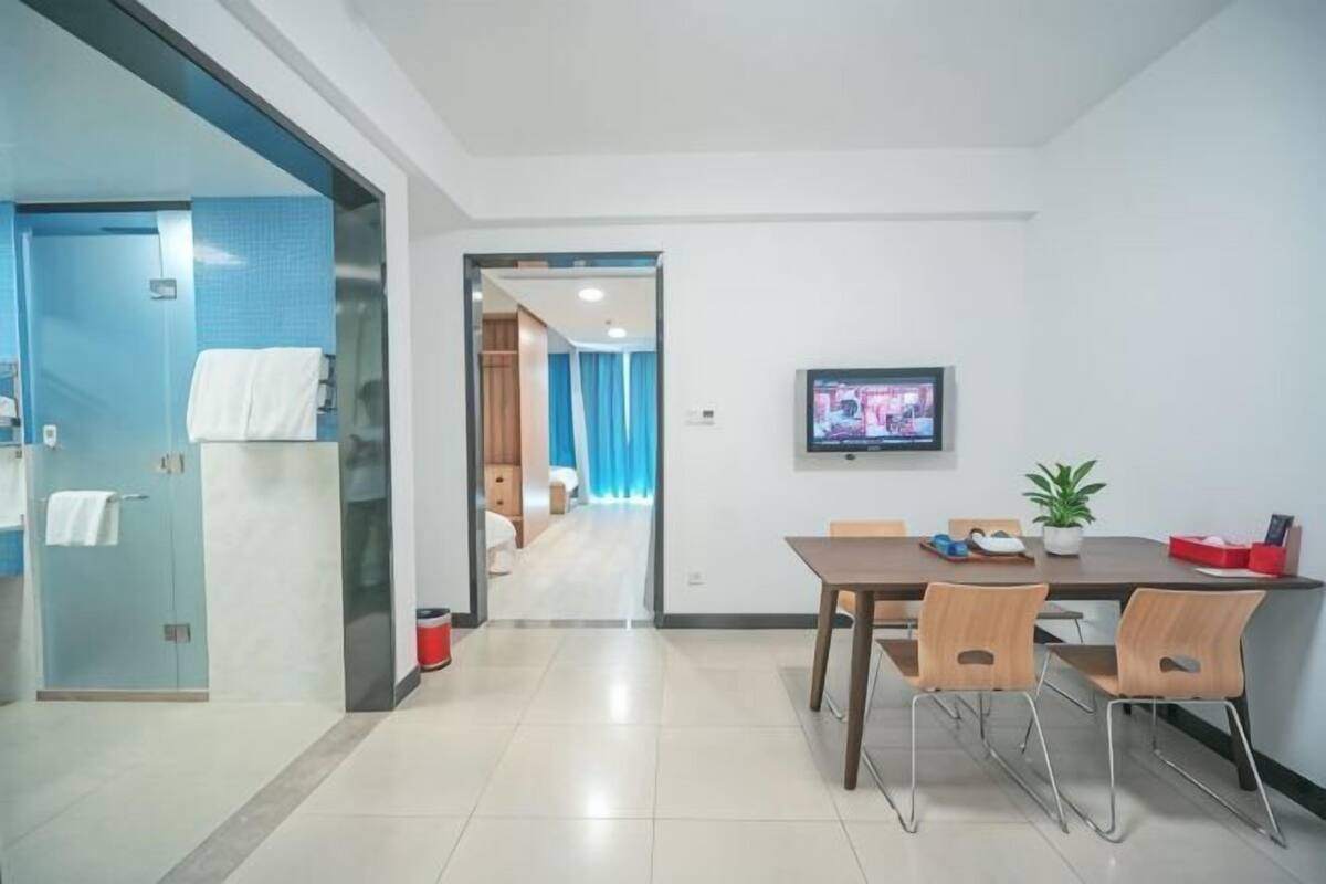 Escritorio, cortinas blackout y wifi gratis