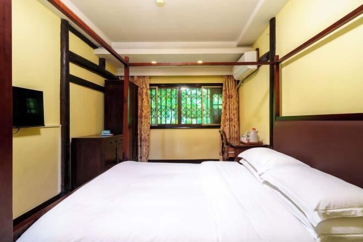 Desk, blackout curtains, free WiFi