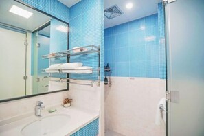Shower, free toiletries, slippers, towels - Liangfu Inn (Jiaxing)