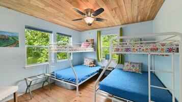 3 slaapkamers, een strijkplank/strijkijzer, gratis wifi, beddengoed