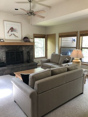 Smart-TV, Kamin, DVD-Player, Tischtennisplatte