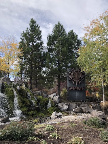 WINTER SPECIAL RATES - HIGHLY RATED SUNRIVER CONDO - CLOSE TO VILLAGE - SLEEPS 6