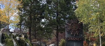 WINTER SPECIAL RATES - HIGHLY RATED SUNRIVER CONDO - CLOSE TO VILLAGE - SLEEPS 6