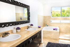 Baignoire, séchoir à cheveux, serviettes fournies, savon