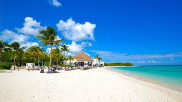 Chaises longues, serviettes de plage