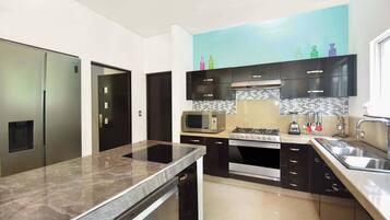 KĂŒhlschrank, Mikrowelle, Ofen, Herdplatte