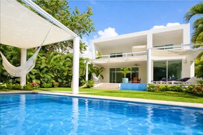 Unclassified image, 4 of 34, button