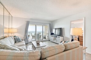 Smart TV, DVD player, books, video library - Beautiful Beachfront Getaway (Belleair Beach)