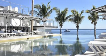 Beautiful beach home, breathtaking ocean views!! Near marina, shops, restaurants