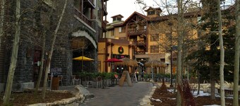 Village Top Floor Lincoln House - Great 2 Bedroom With View of Mammoth Mountain 