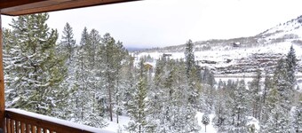 Spacious friends and family retreat near Breckenridge, Keystone and Copper.