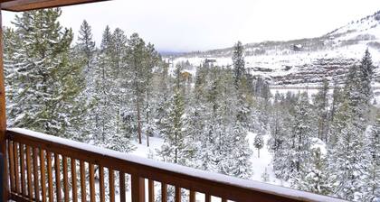 Spacious friends and family retreat near Breckenridge, Keystone and Copper.