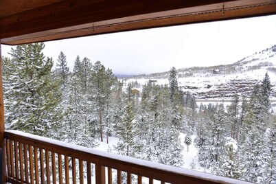 Spacious friends and family retreat near Breckenridge, Keystone and Copper.