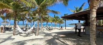 HOSPITALITYEXPERT Luxury Villa, MoBay, Sleeps 6 - Private Pool, Beach & Chef