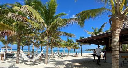 HOSPITALITYEXPERT Luxury Villa, MoBay, Sleeps 6 - Private Pool, Beach & Chef