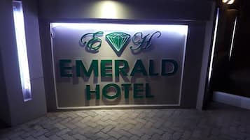 Señal del Hotel Emerald con un símbolo de diamante sobre el nombre.