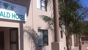 L’entrée d’un hôtel, avec une enseigne indiquant « ALD HOTEL ».