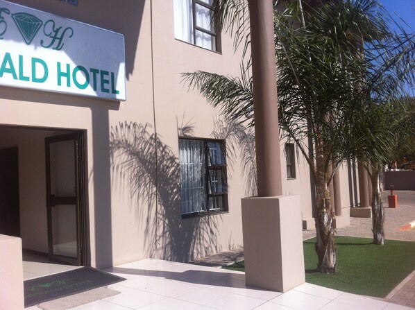 Entrada de un hotel con un letrero que dice "ALD HOTEL".