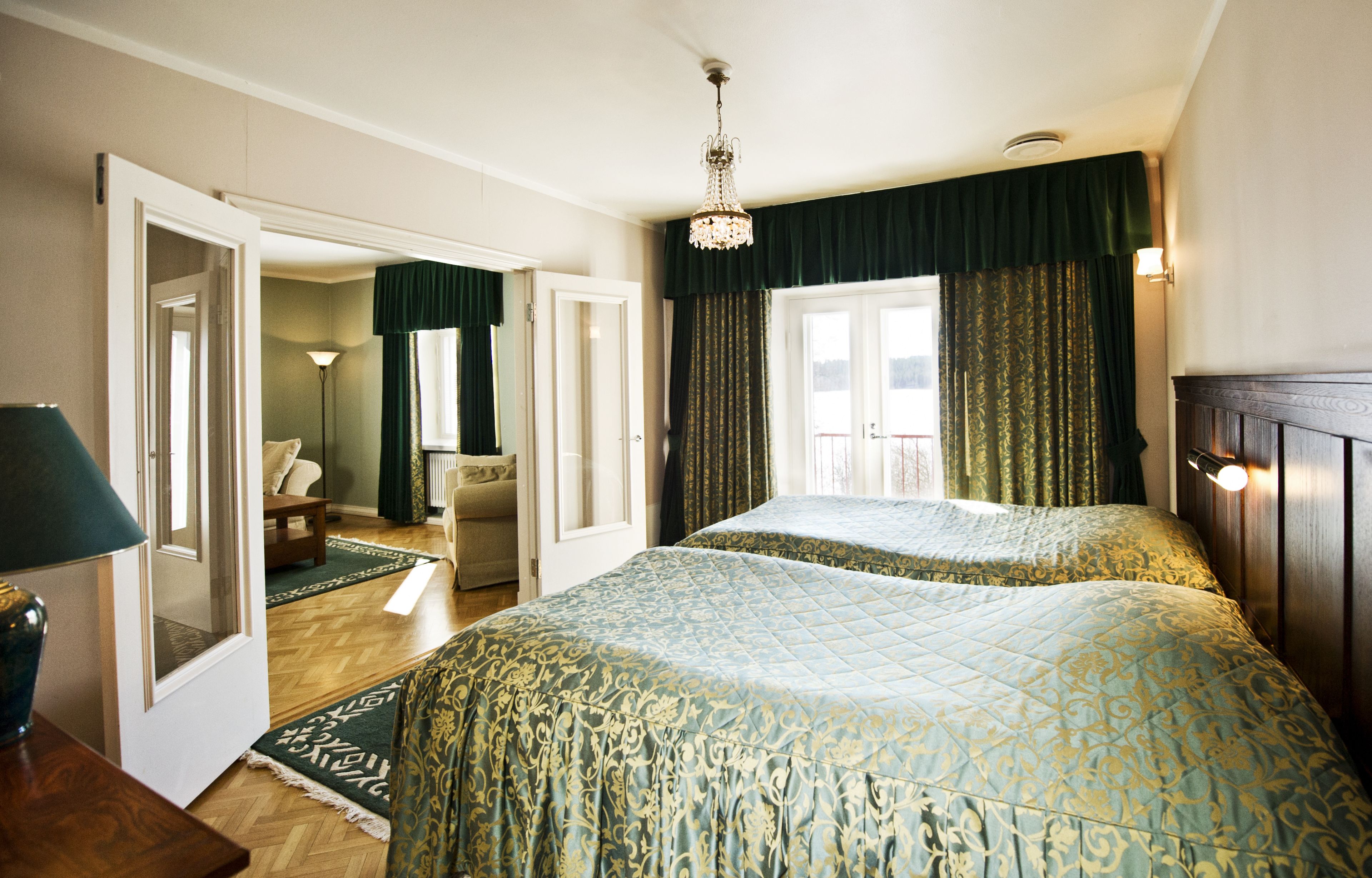 suite | individually decorated, individually furnished, iron/ironing board