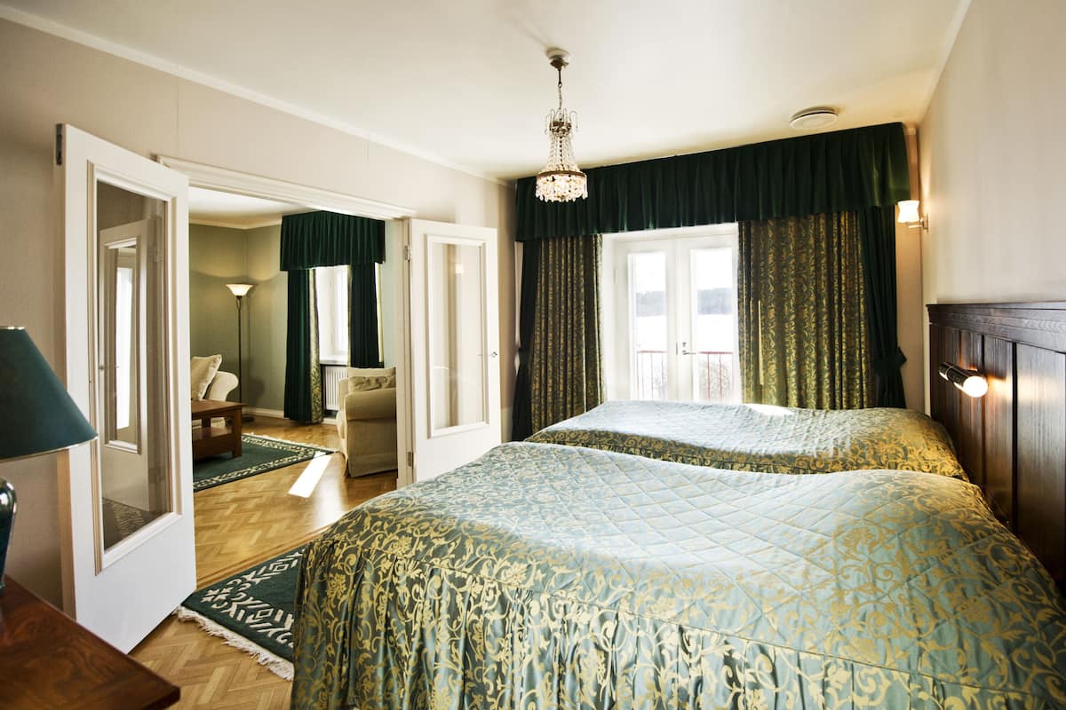 suite | individually decorated, individually furnished, iron/ironing board