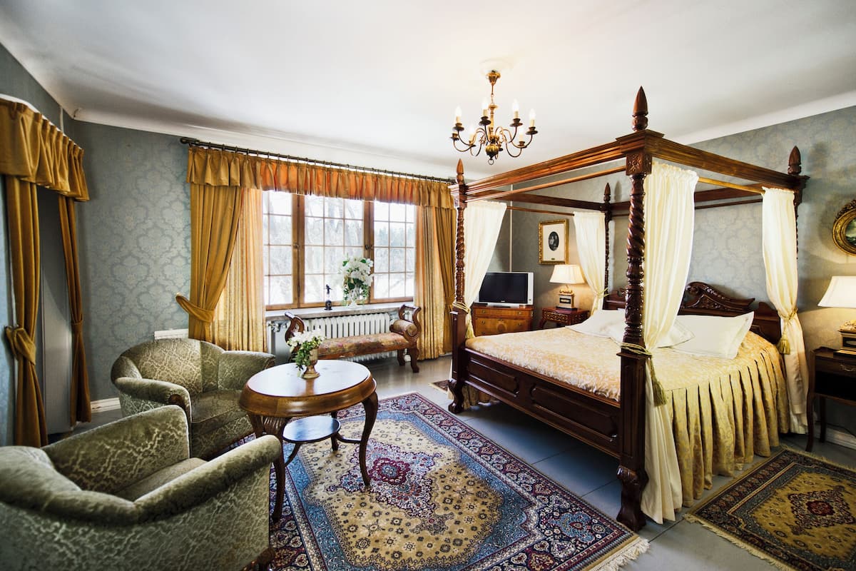 suite | individually decorated, individually furnished, iron/ironing board