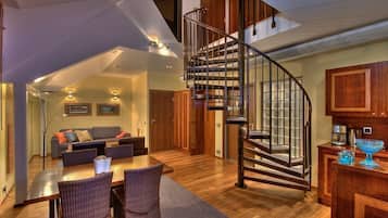 Suite Club, sauna, en edificio anexo | Zona de estar | Una televisión de pantalla plana