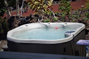 Outdoor spa tub - Bungalow with spectacular ocean view from lanai and private hot tub (Ocean View)