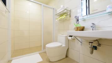 Dusche, kostenlose Toilettenartikel, Haartrockner, Handtücher