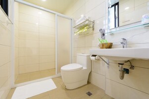 淋浴設備、免費盥洗用品、吹風機、毛巾