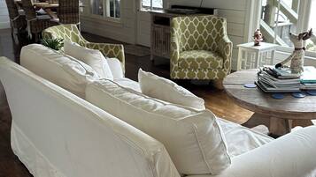 智能電視、壁爐、DVD 播放機、音響