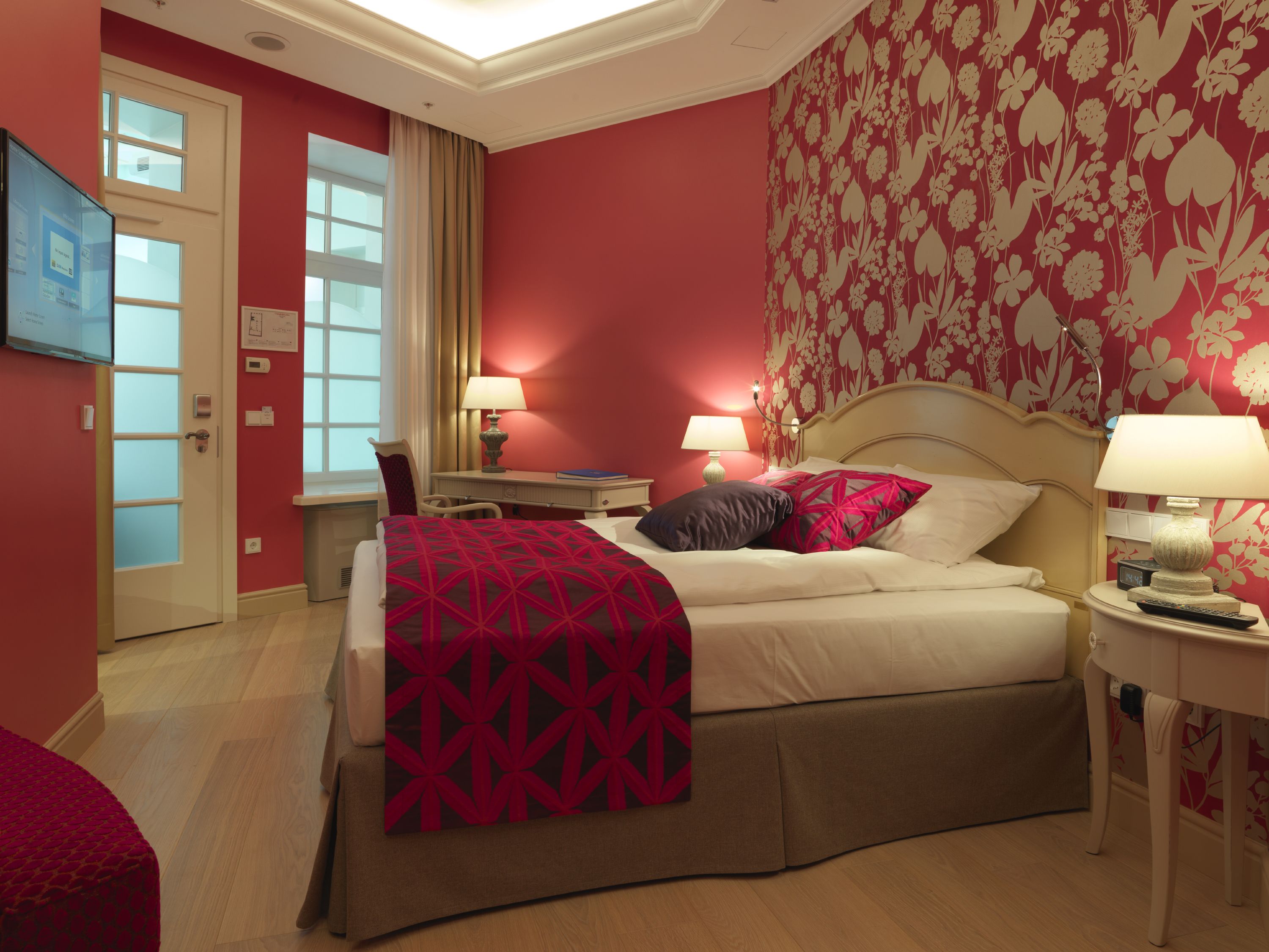 Standard Double Room, 1 Queen Bed, Inner hotel space view | خزنة داخل الغرفة وتجهيزات عازلة للصوت وواي فاي مجانًا وملاءات أسرّ ة