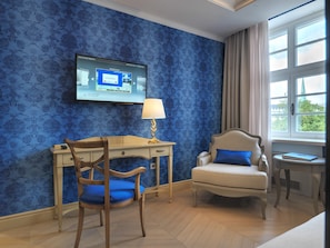Deluxe Double Room, 1 Queen Bed, City View | Living area