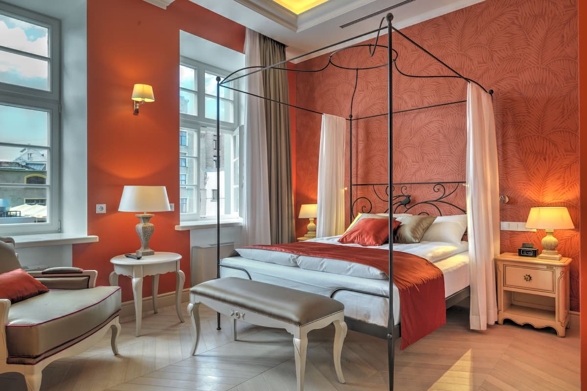 deluxe double room, 1 queen bed, city view | 1 bedroom, in-room safe, soundproofing, free wifi